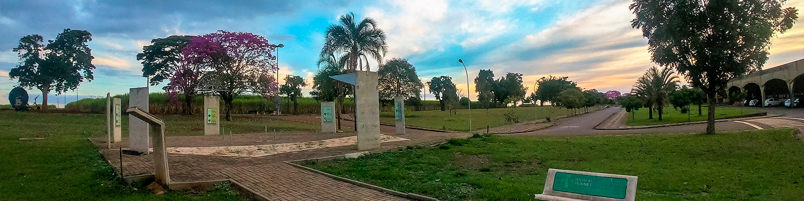 Relógio de sol com o prédio central da UFSCar Araras ao fundo